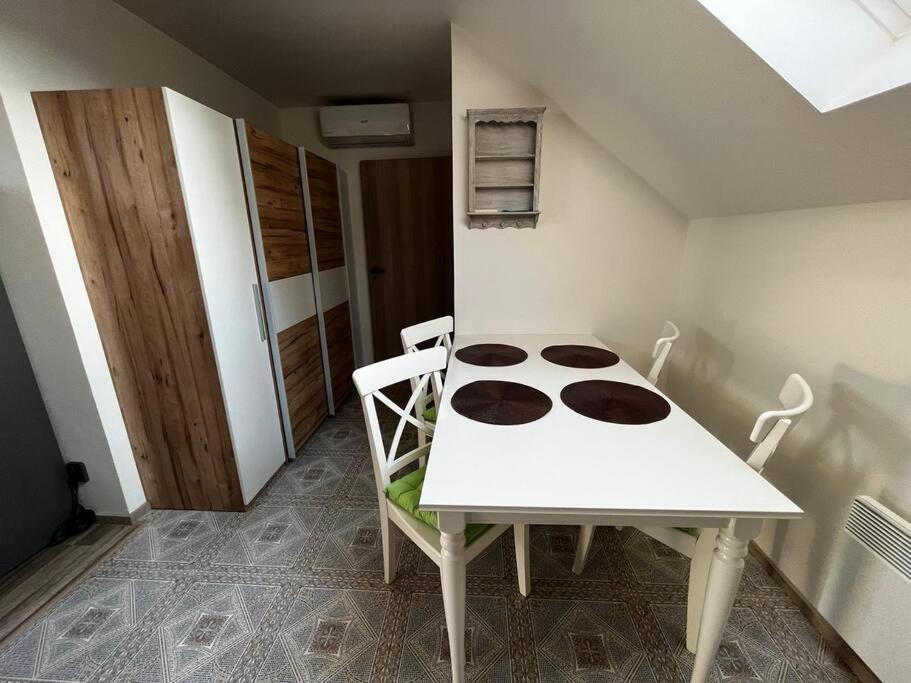 Prijemny Podkrovni Byt S Parkovanim Na Pozemku. Trsice Exterior photo