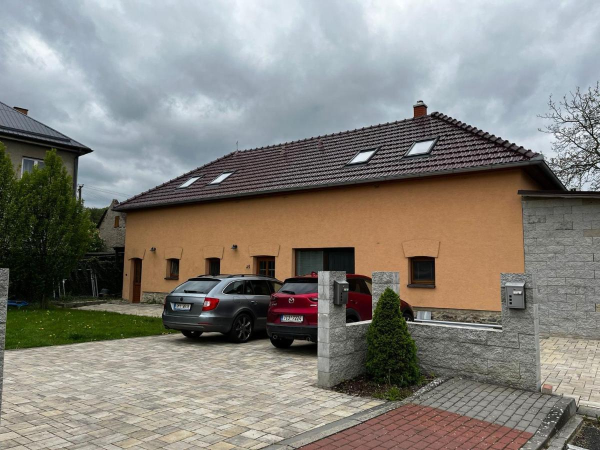 Prijemny Podkrovni Byt S Parkovanim Na Pozemku. Trsice Exterior photo